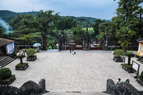 Review Khu lăng mộ duy nhất pha trộn kiến trúc Đông – Tây ở Huế