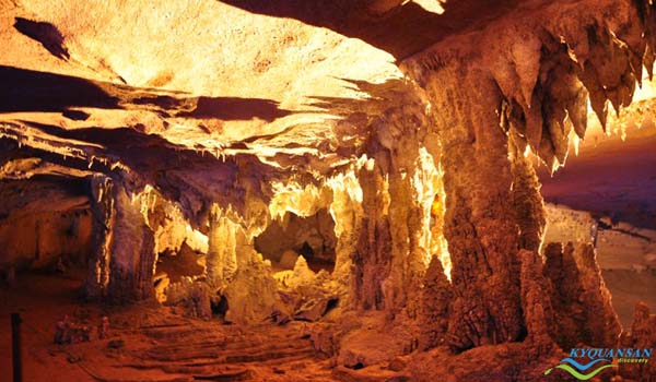 Tham Kong Lo Caves – hang động đầy huyền diệu ở Lào