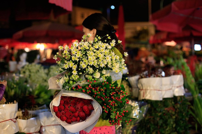 khám phá chợ hoa hồ thị kỷ mở xuyên đêm tại sài gòn