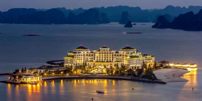 vinpearl resort & spa ha long | tòa lâu đài tráng lệ trên mặt biển mộng mơ