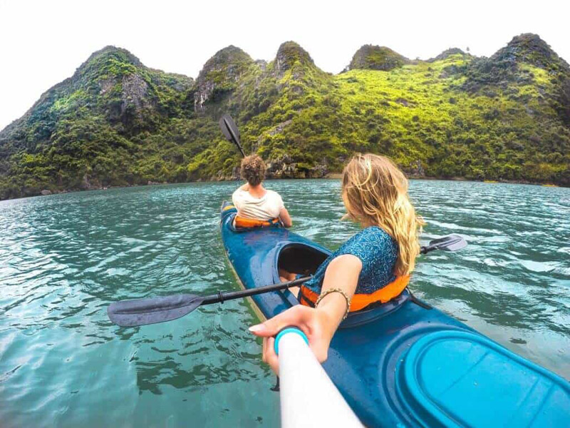 trải nghiệm thú vị với chèo thuyền kayak trên vịnh hạ long