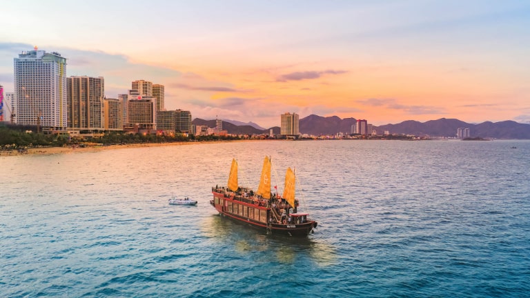 Du thuyền Emperor | Du Thuyền 5 Sao Đẳng Cấp Triệu Đô Trên Vịnh Nha Trang