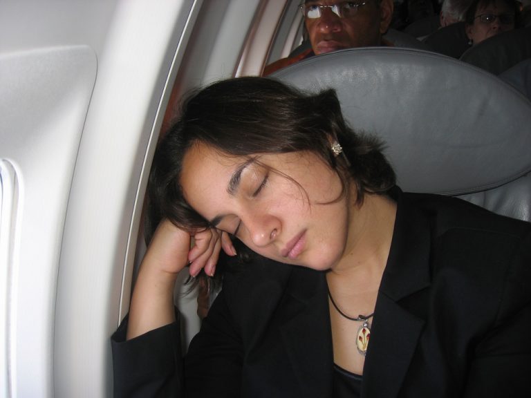 Đừng bao giờ ngủ trong lúc máy bay hạ cánh và cất cánh! Lý do là gì?