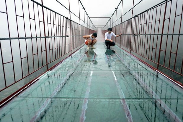 Bạn Có Dám Đi Trên Cây Cầu Trong Suốt Ở Trung Quốc Này Không?