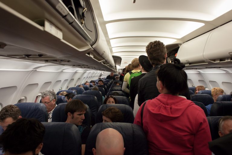 13 kiểu người bị ghét trên máy bay