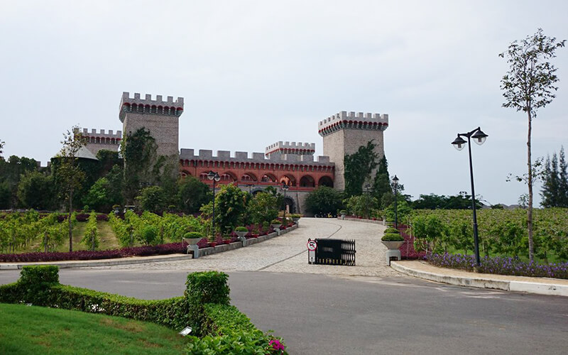 lâu đài rượu vang – địa điểm du lịch không thể bỏ qua tại phan thiết