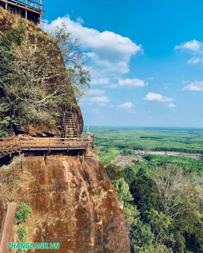 thái lan, wat phu thok – ngôi chùa nằm trên tảng đá khổng lồ