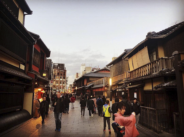 , khu phố gion ở kyoto có gì đặc biệt mà lúc nào cũng nườm nượp khách du lịch bất kể ngày đêm?