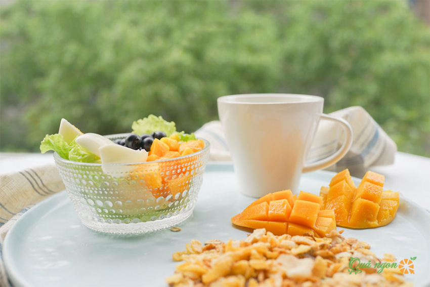 salad bữa sáng giảm cân, bữa sáng giảm cân với salad trái cây và sữa lắc chuối