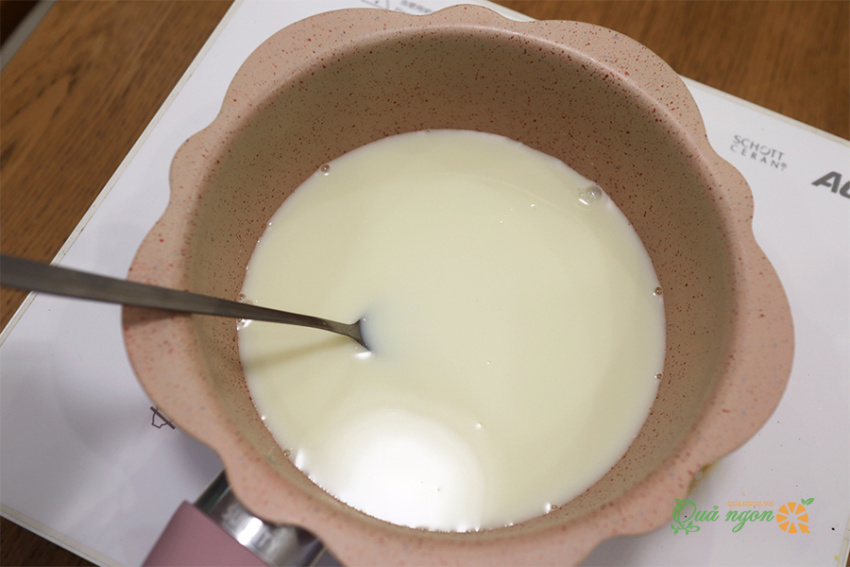 pudding sữa thạch trái cây, các bước làm pudding sữa thạch trái cây với xoài và dâu tây