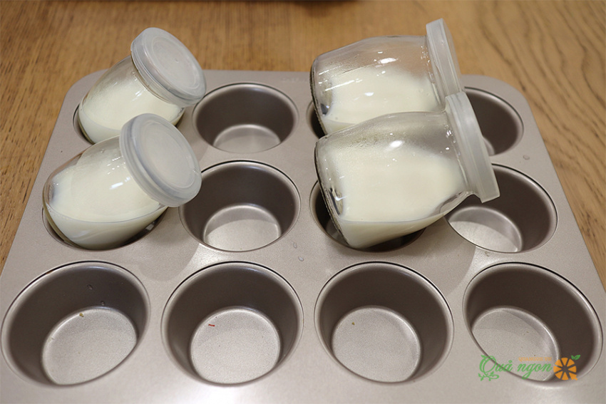 pudding sữa thạch trái cây, các bước làm pudding sữa thạch trái cây với xoài và dâu tây