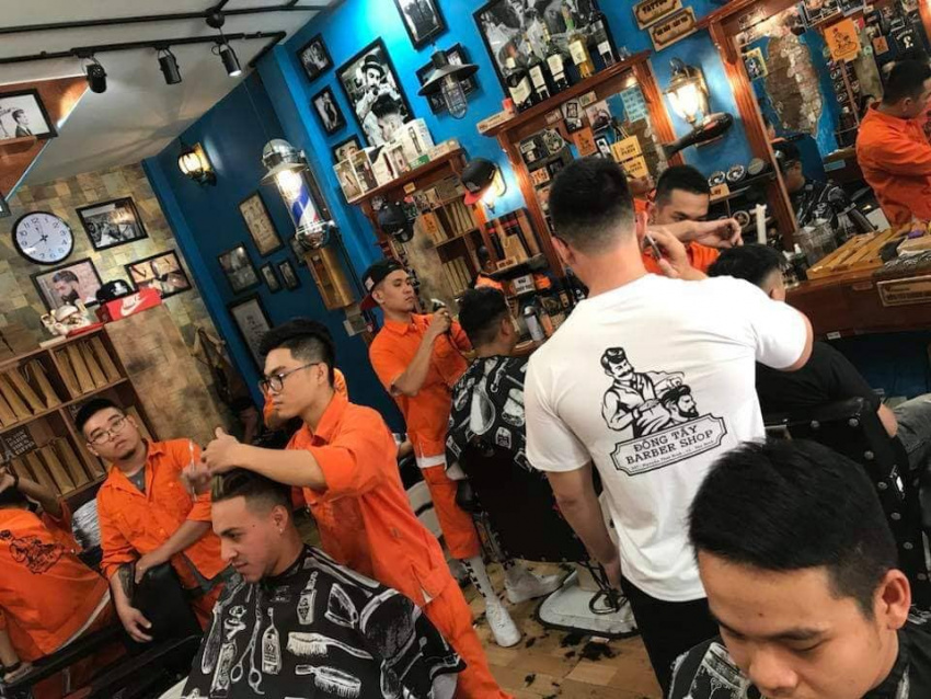 Tại tiệm cắt tóc nam đẹp này, chúng tôi cam kết sẽ đáp ứng tốt nhất nhu cầu cắt tóc của bạn. Với đội ngũ thợ lành nghề và phong cách cắt tóc thời trang, chúng tôi cầm tay chỉ việc, mang đến cho bạn một kiểu tóc hoàn mỹ.