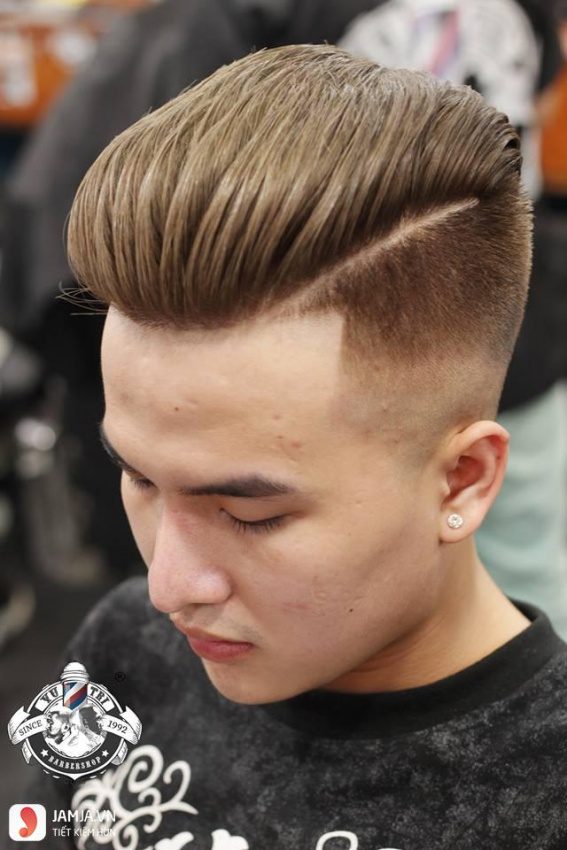Tiệm cắt tóc nam đẹp tại Tân Bình là điểm đến lý tưởng cho những người muốn tìm kiếm phong cách mới. Với không gian sang trọng cùng đội ngũ thợ tay nghề cao, bạn sẽ được trải nghiệm dịch vụ cắt tóc chuyên nghiệp và đẳng cấp. Đừng bỏ qua hình ảnh đẹp mắt này nhé!