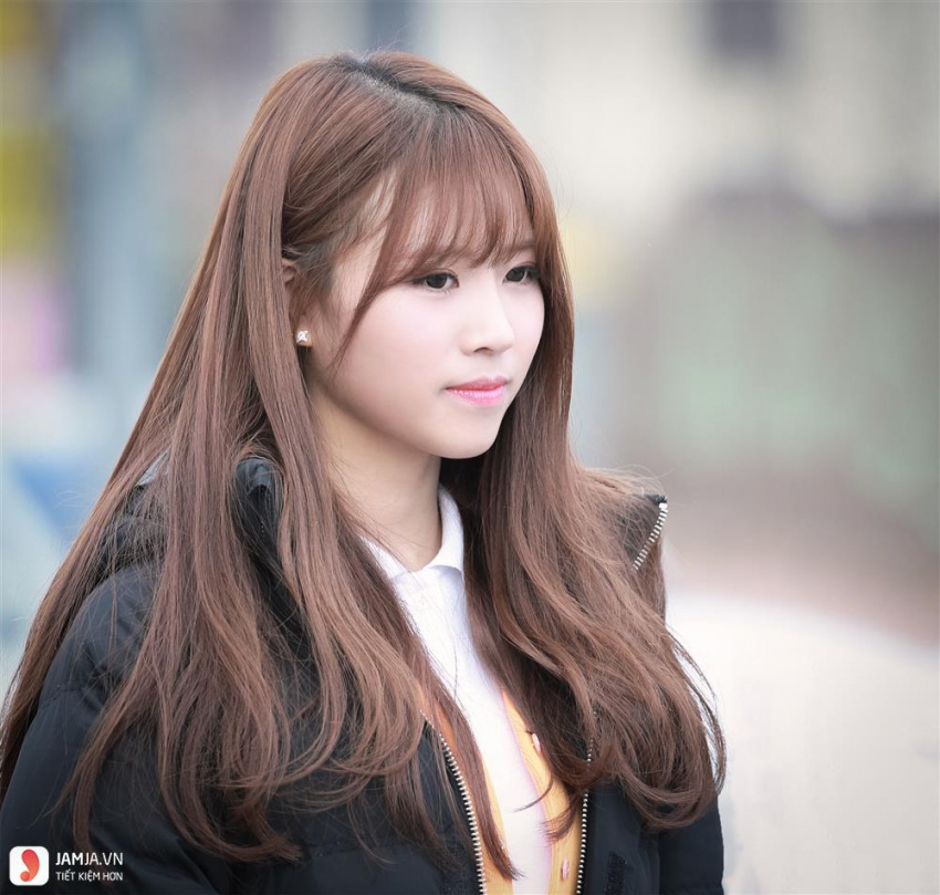 Tóc dài xoăn nhẹ Hàn Quốc là một trong những kiểu tóc phổ biến tại Hàn Quốc. Nó mang đến vẻ đẹp tươi trẻ, nữ tính và thanh lịch cho phái đẹp. Hãy cùng xem hình ảnh để khám phá những cách tạo kiểu tóc xoăn nhẹ đầy sáng tạo nhé.