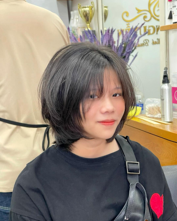 Bạn đang tìm kiếm một kiểu tóc ngắn đẹp và ấn tượng tại Long Khánh? Đến với salon chúng tôi để được chuyên gia cắt tóc thiết kế kiểu tóc phù hợp với gương mặt và phong cách của bạn. Hãy sẵn sàng để mỗi lần di chuyển đều thu hút ánh nhìn của mọi người.
