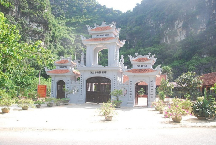 Top 12 ngôi chùa đẹp, linh thiêng và nổi tiếng nhất ở Ninh Bình