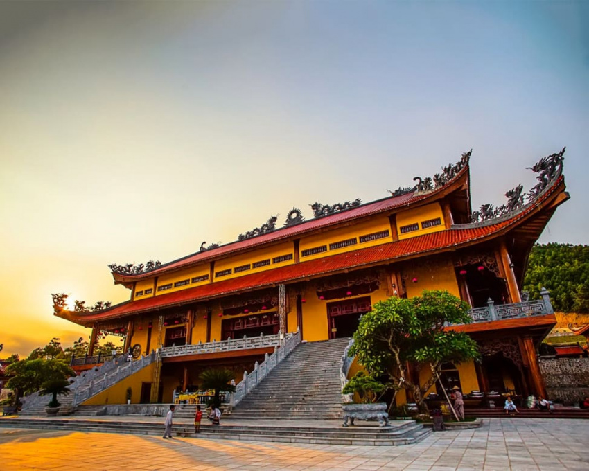 chiêm ngưỡng kiến trúc phật giáo nguy nga của chùa ba vàng quảng ninh