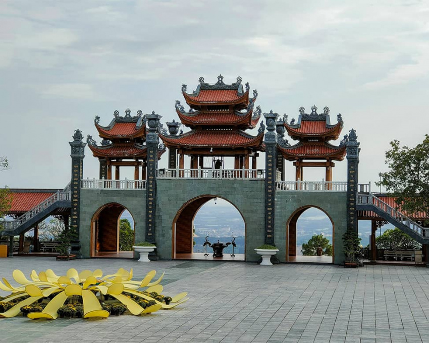 chiêm ngưỡng kiến trúc phật giáo nguy nga của chùa ba vàng quảng ninh