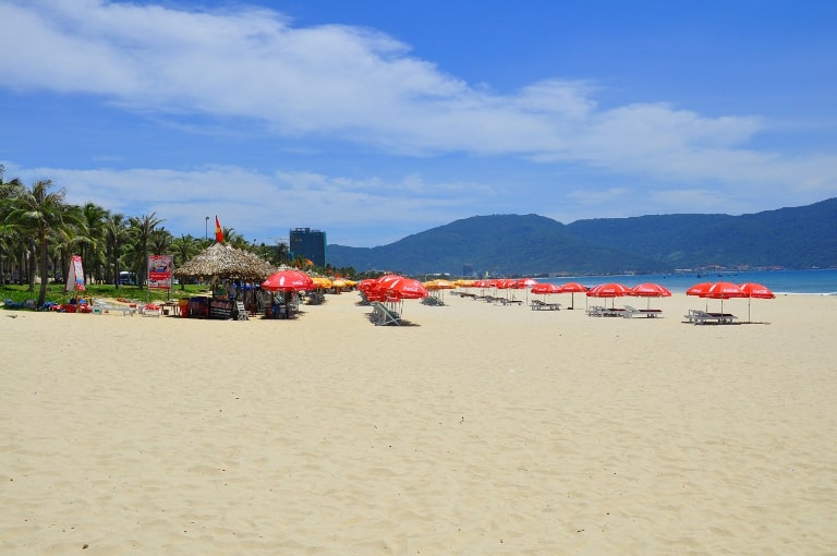 top 8 bãi biển đà nẵng trong lành và xanh sạch mà du khách nên ghé
